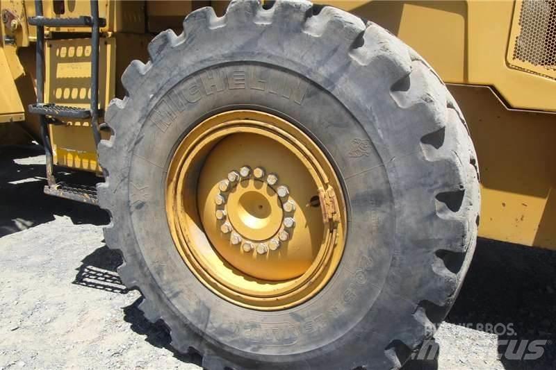 CAT 938H Pale gommate