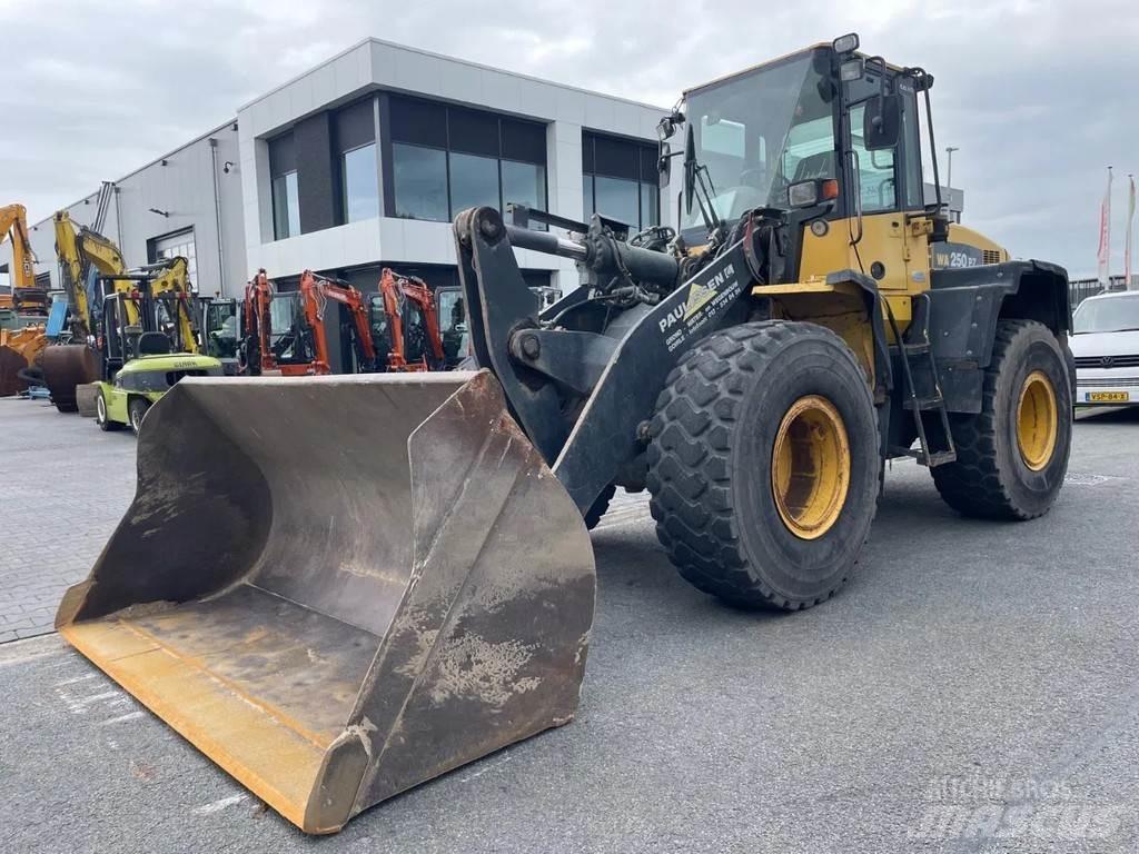 Komatsu WA250 Pale gommate