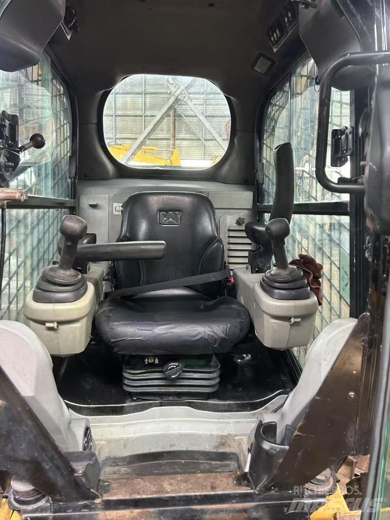 CAT 246 C Mini Pale Gommate
