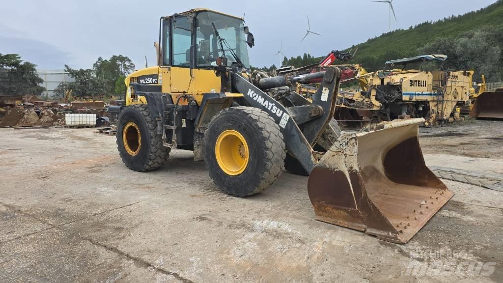 Komatsu WA 250 Pale gommate