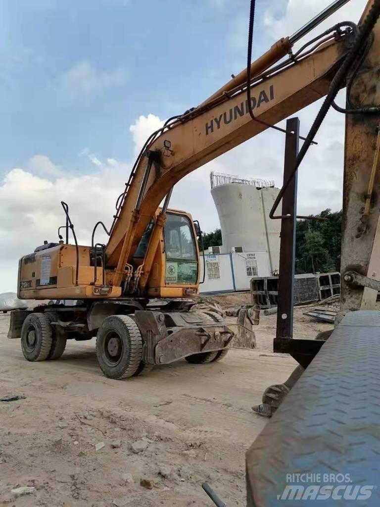 Hyundai 210W Escavatori gommati