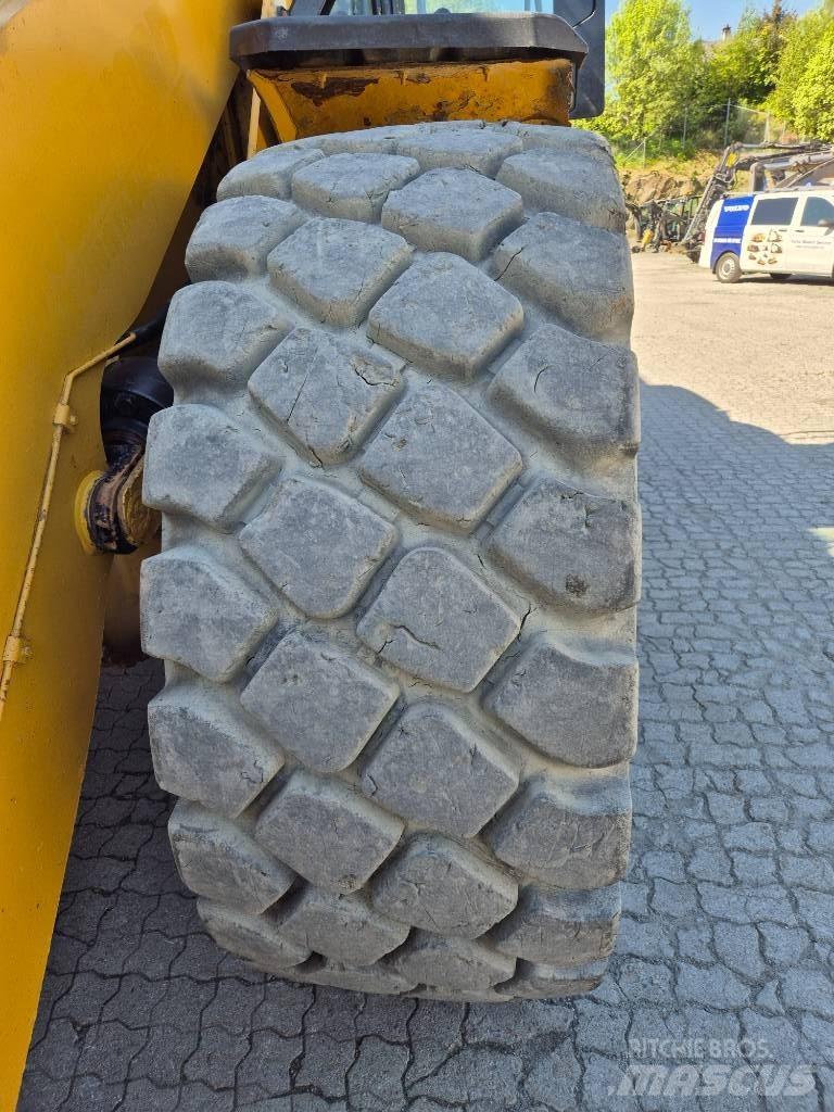 CAT 966M Pale gommate