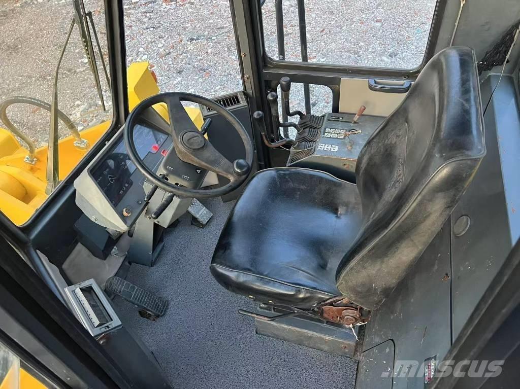 Komatsu WA 320-3 Pale gommate