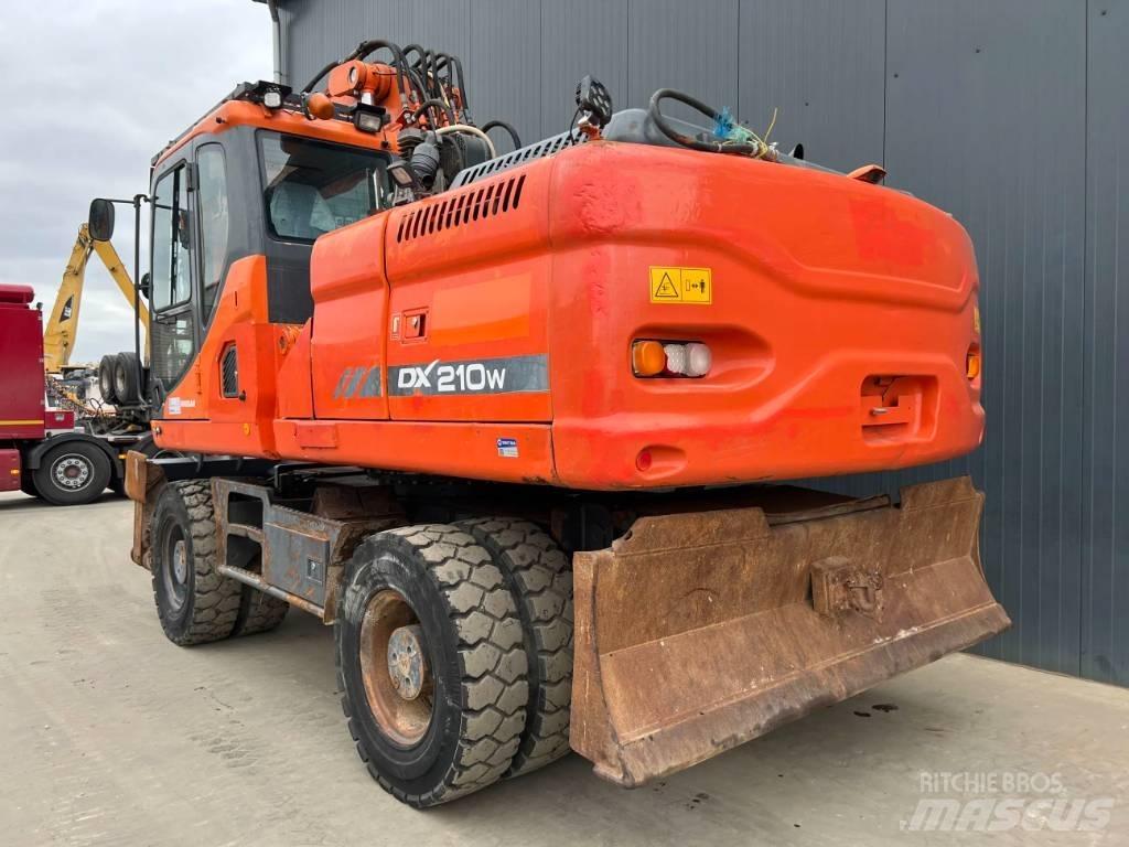 Doosan DX210W Escavatori gommati