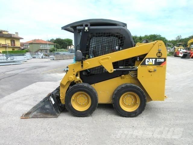 CAT 226 D Mini Pale Gommate