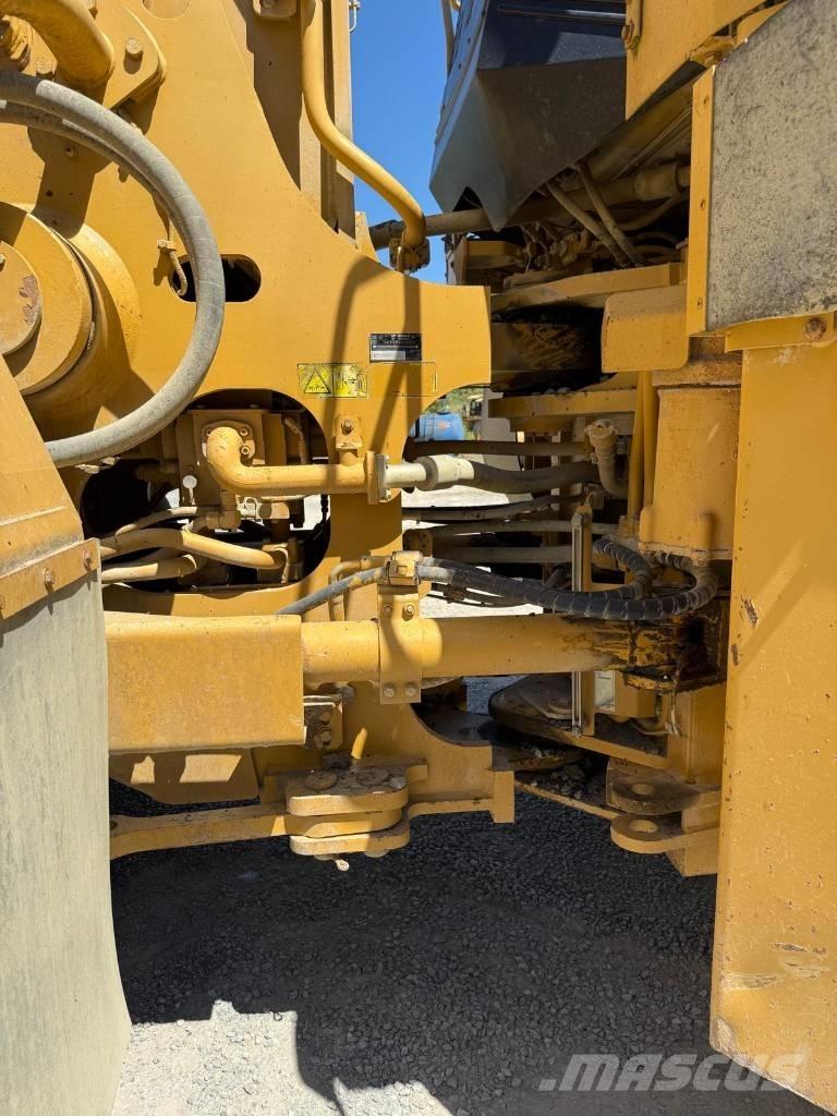 CAT 988 H Pale gommate