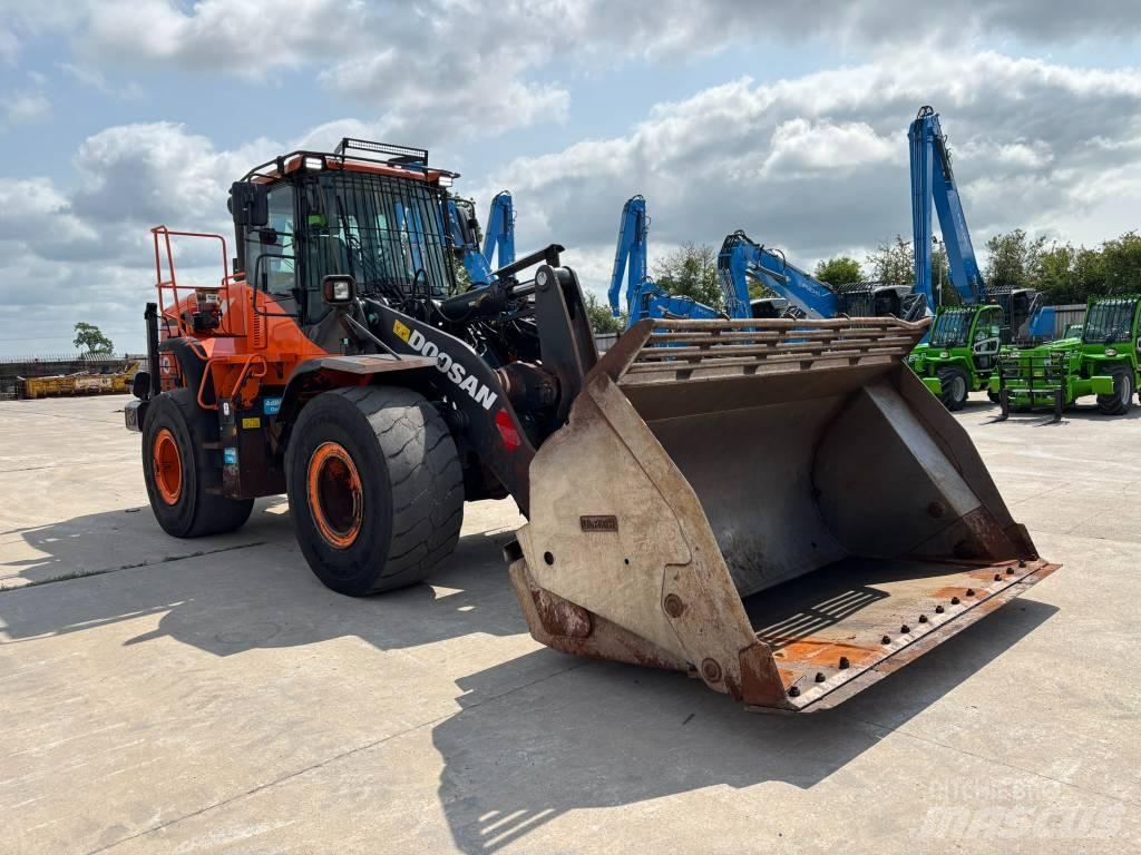 Doosan DL 300-5 Pale gommate