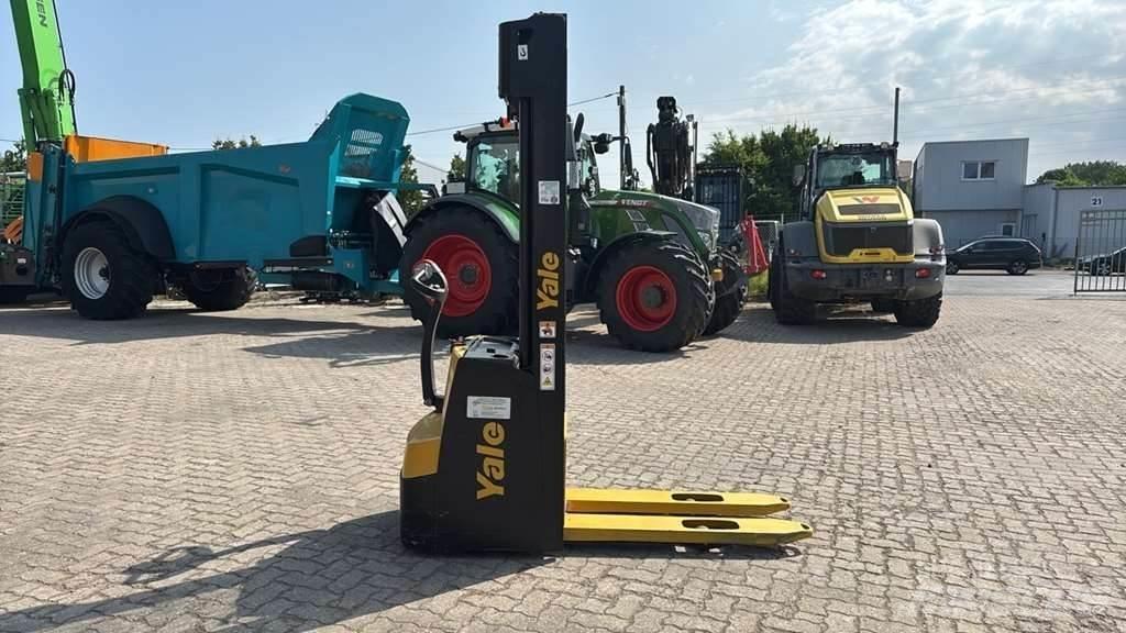 Yale MS12 AC Transpallet uomo a terra
