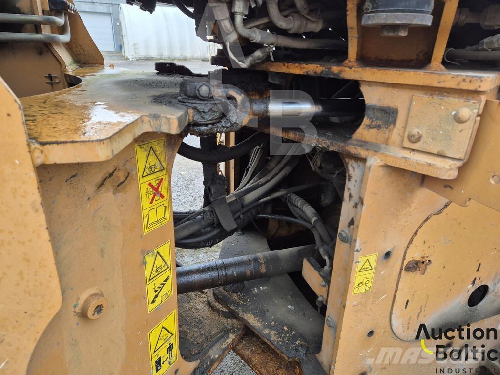 CASE 621 D Pale gommate