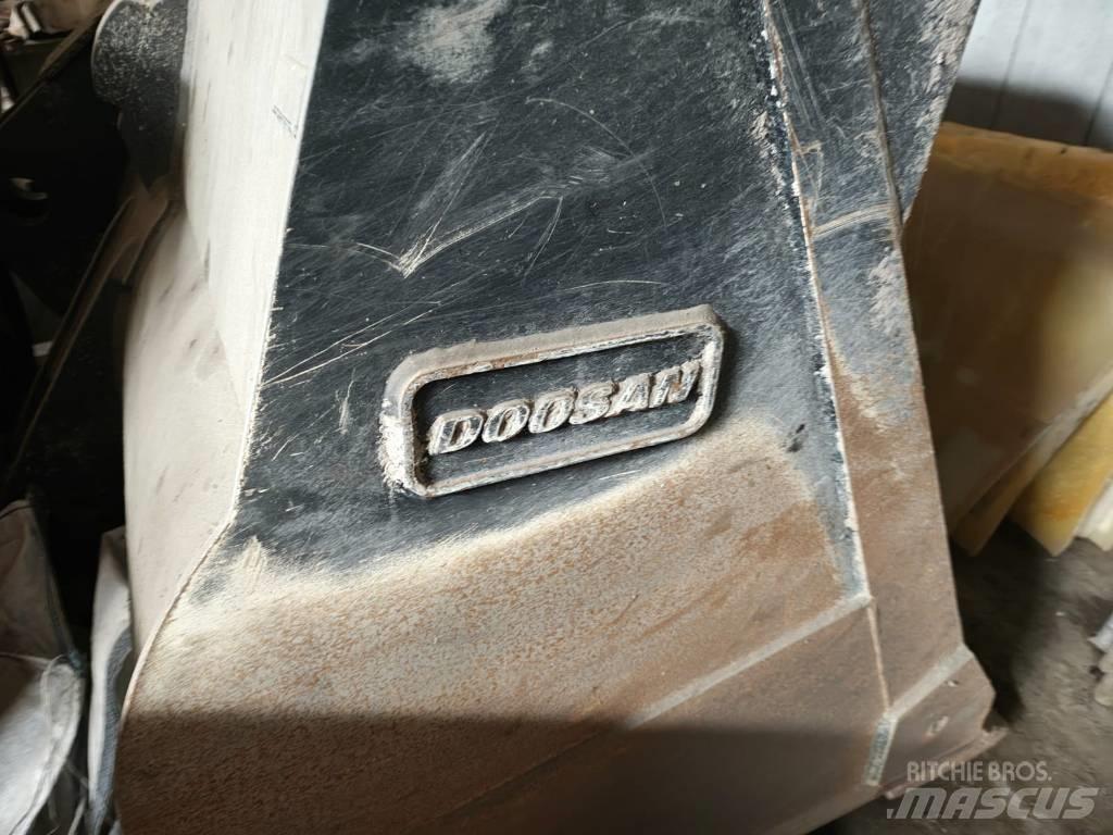 Doosan DL 320-7 Pale gommate