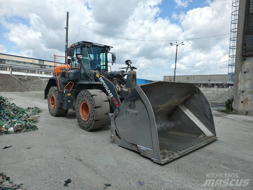 Doosan DL 320-7 Pale gommate