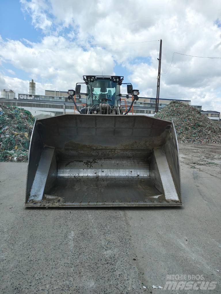 Doosan DL 320-7 Pale gommate