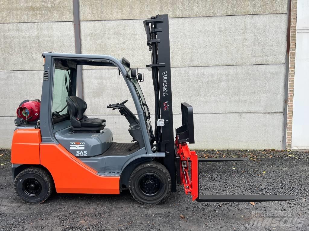 Toyota 02-8 FGF 25 Carrelli elevatori GPL