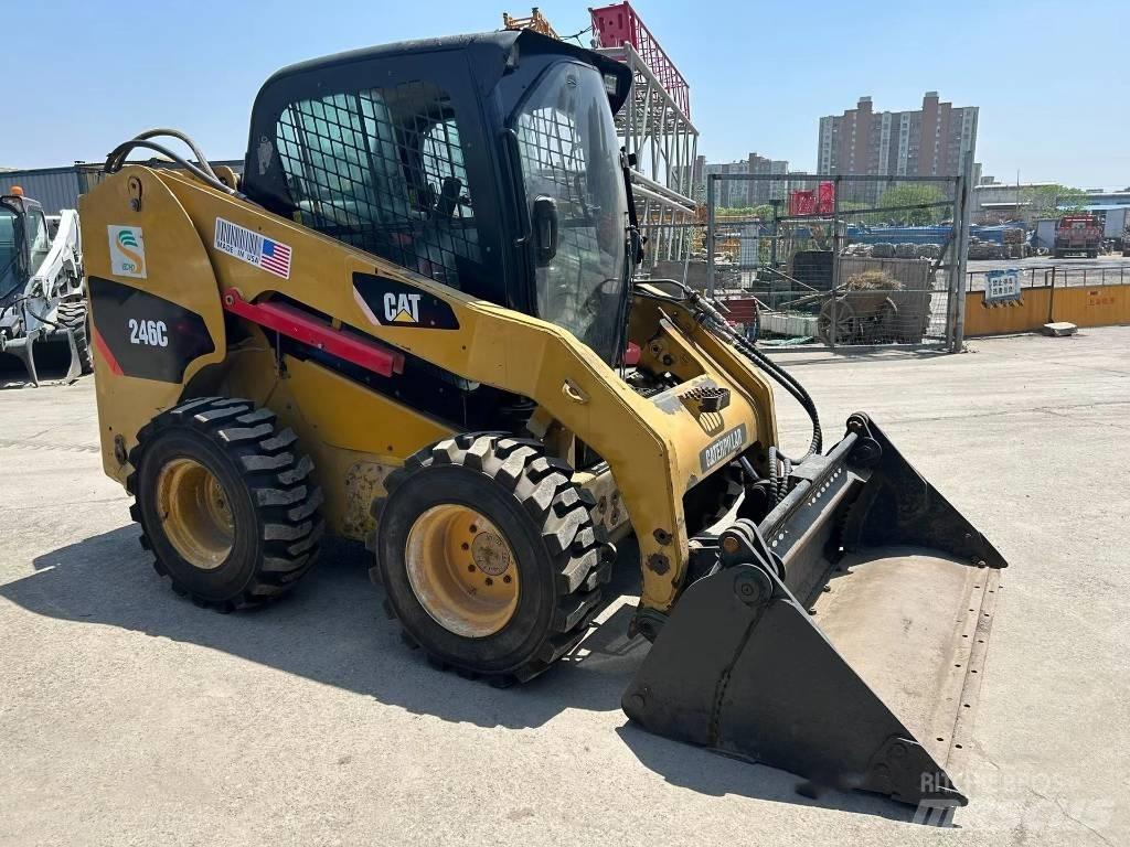 CAT 246 C Mini Pale Gommate