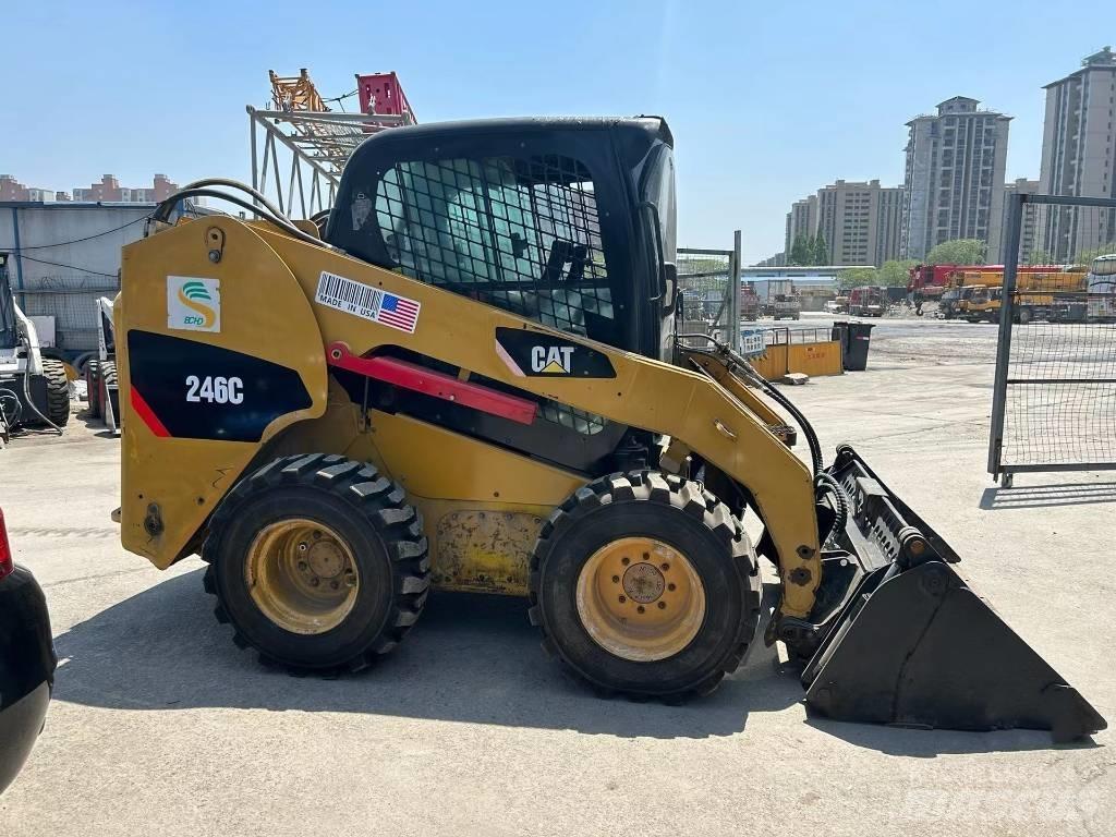 CAT 246 C Mini Pale Gommate