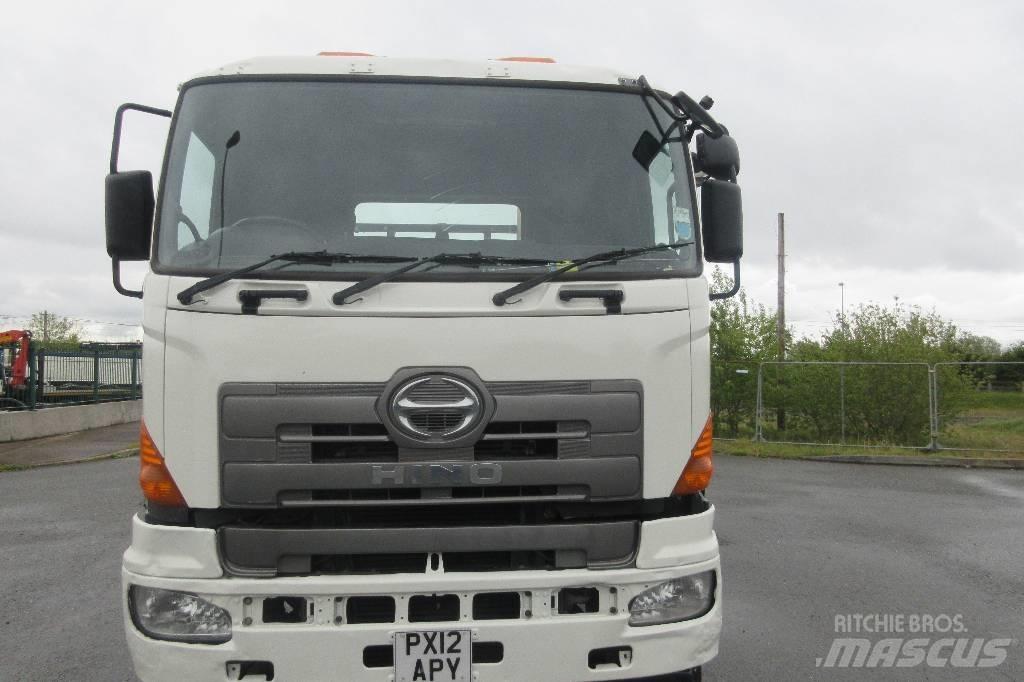 HINO 700 Camion con cassone scarrabile