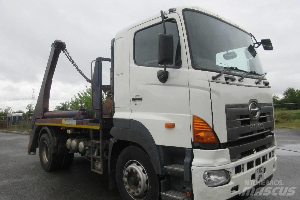 HINO 700 Camion con cassone scarrabile