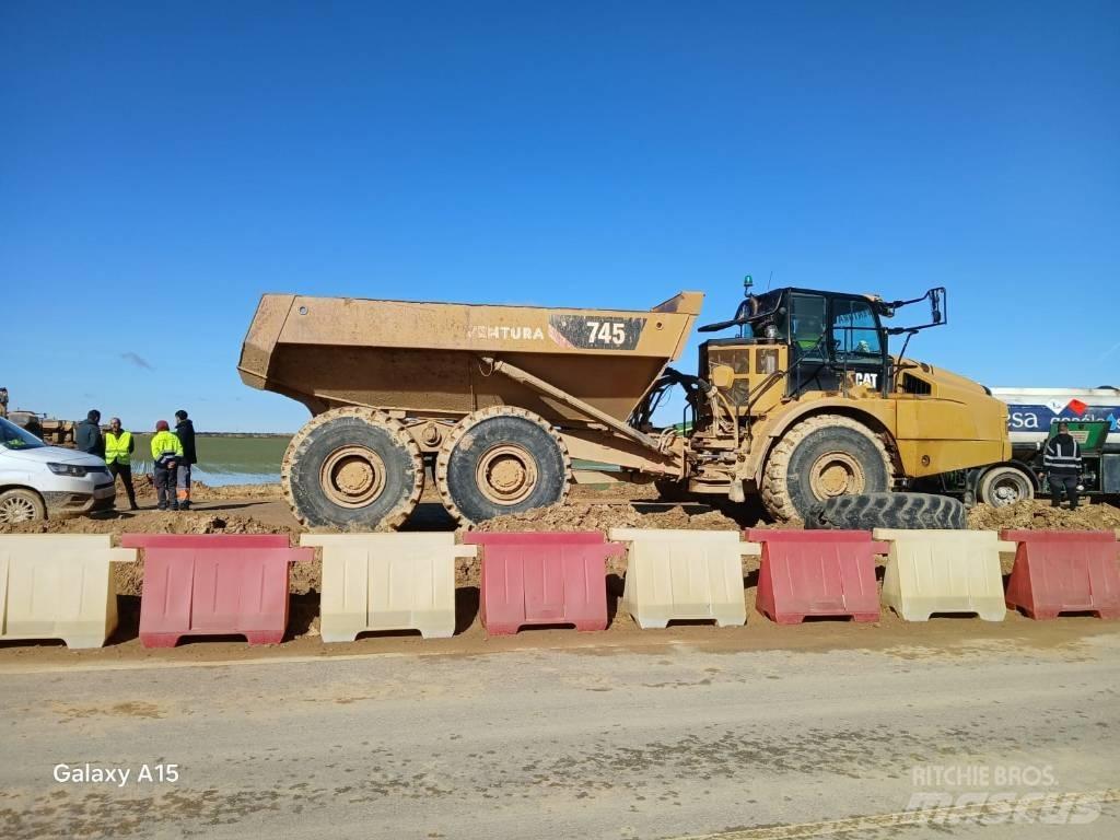 CAT 745 Dumpers articolati