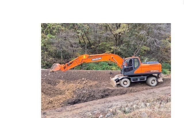 Doosan DX210WA Escavatori gommati