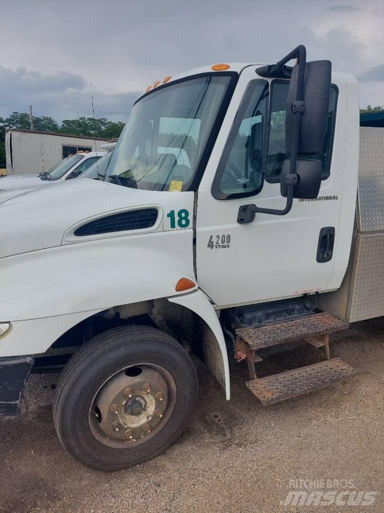 International 4200 Camion ribaltabili