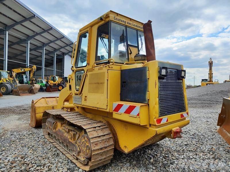 CAT 943 Pale cingolate