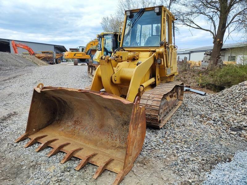 CAT 943 Pale cingolate