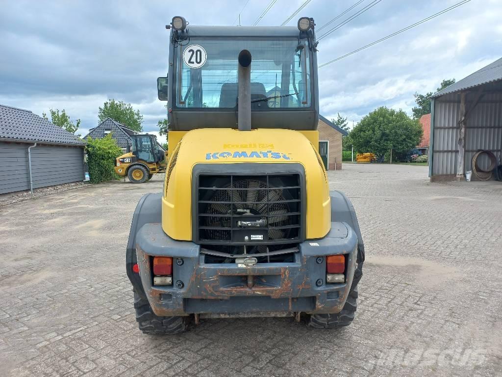 Komatsu WA 80-6 Pale gommate
