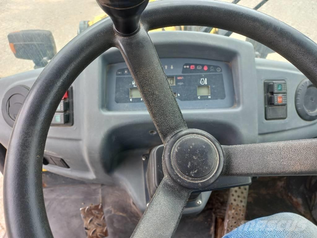 Komatsu WA 80-6 Pale gommate