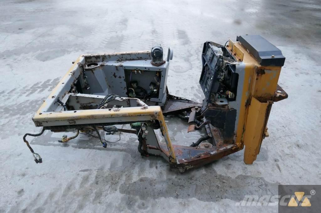 CAT 220-2800 Cabine e interni