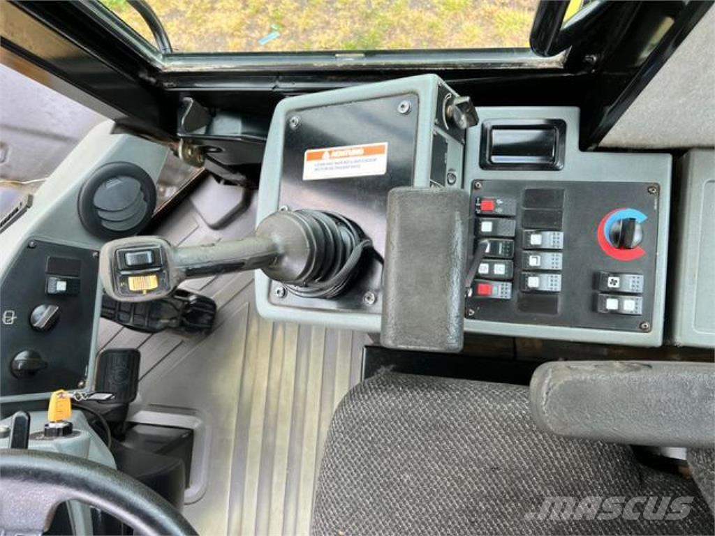 CAT 930H Pale gommate