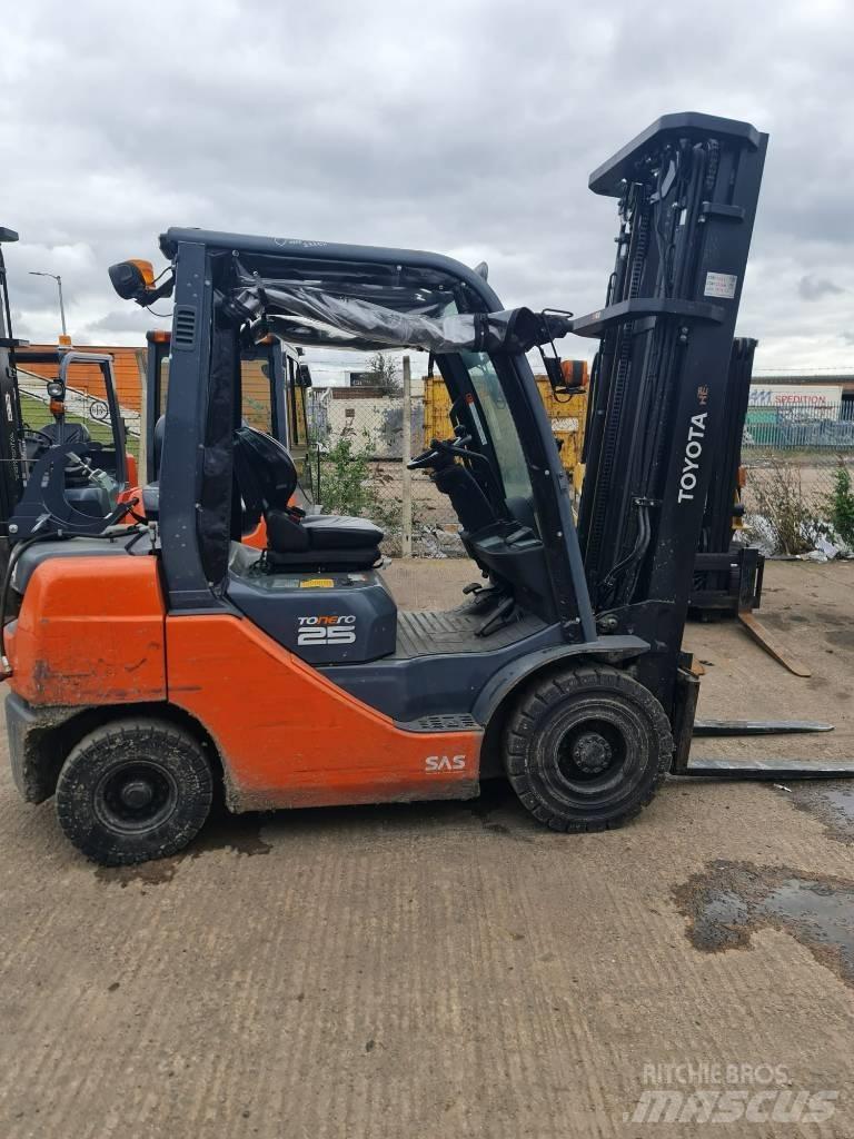 Toyota 02-8 FGF 25 Carrelli elevatori GPL