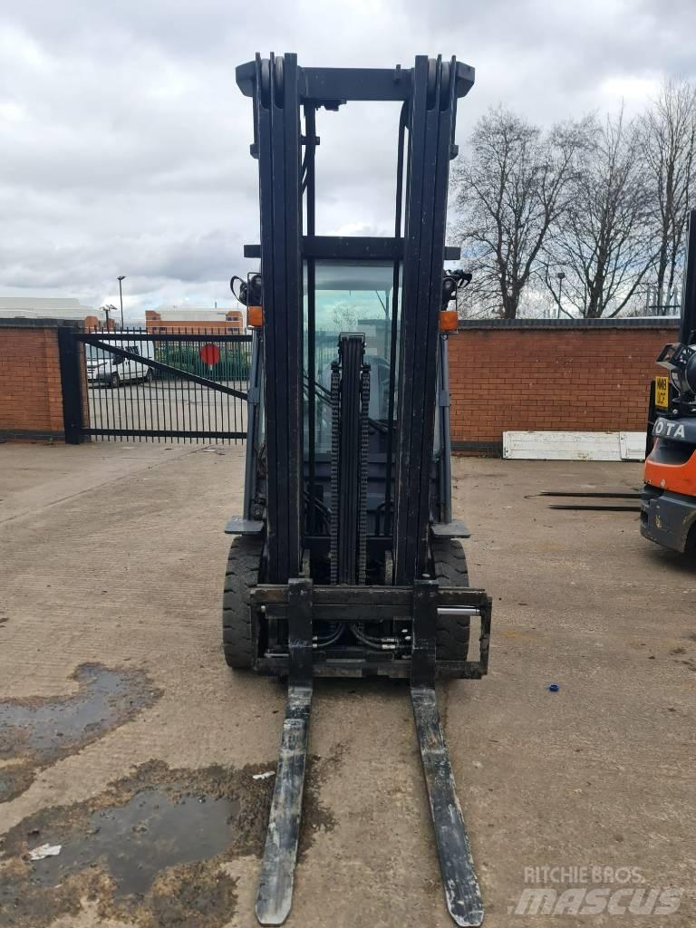 Toyota 02-8 FGF 25 Carrelli elevatori GPL