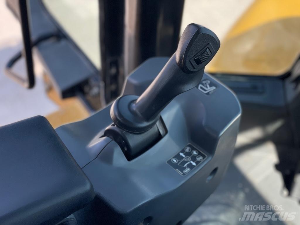 CAT 966M XE Pale gommate