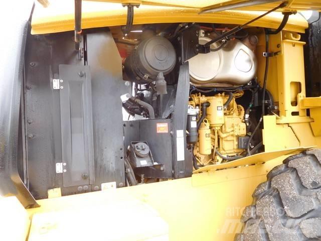 CAT 926M Pale gommate
