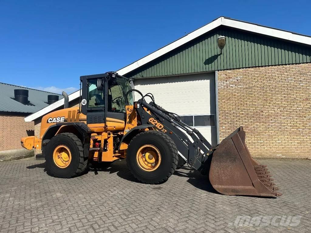 CASE 621D XT Pale gommate