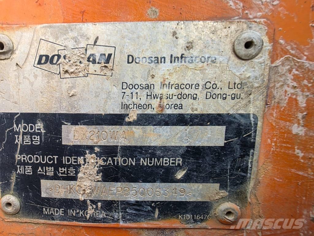Doosan DX 210 W Escavatori gommati