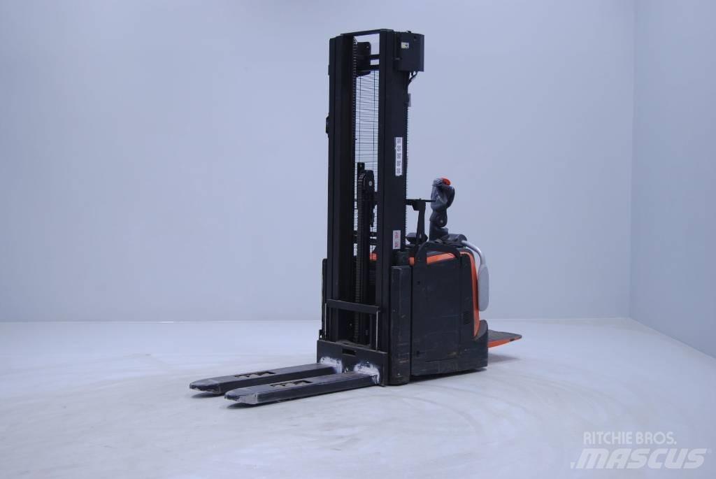 Toyota SPE140L Transpallet uomo a terra