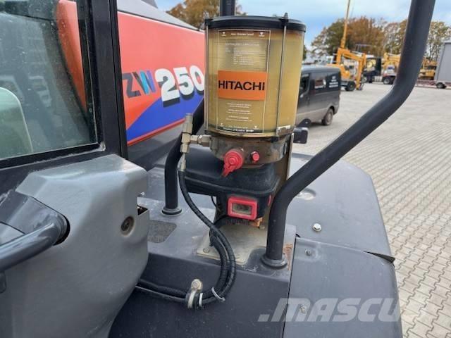 Hitachi ZW 250-6 Pale gommate