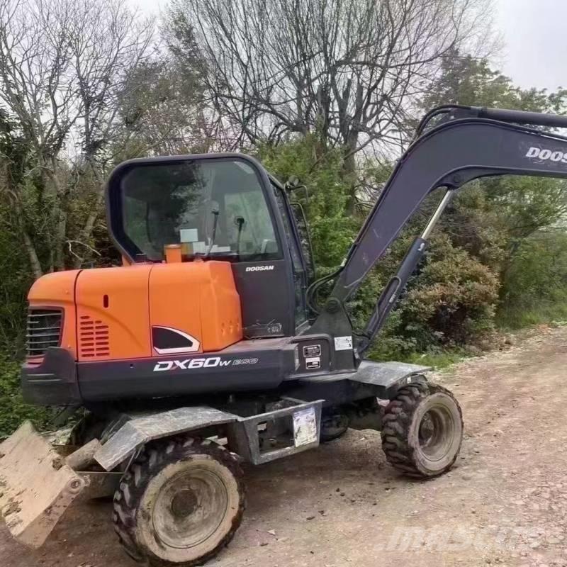 Doosan DX60W Escavatori gommati