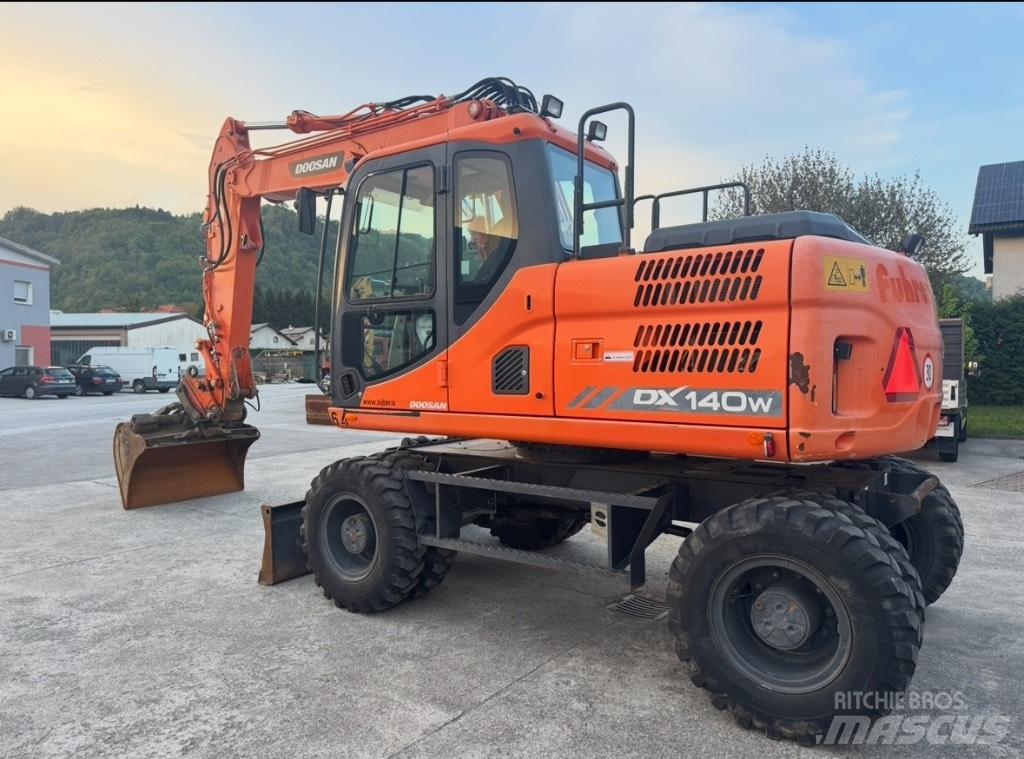Doosan DX 140 W Escavatori gommati