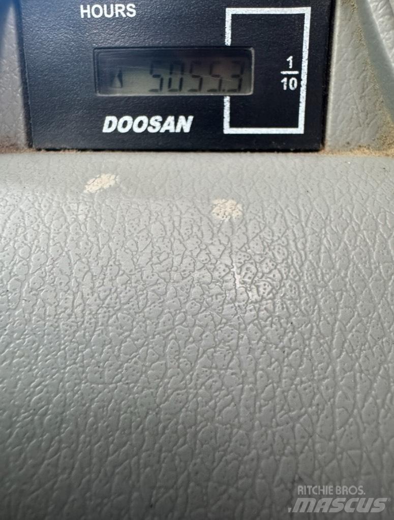 Doosan DX 140 W Escavatori gommati