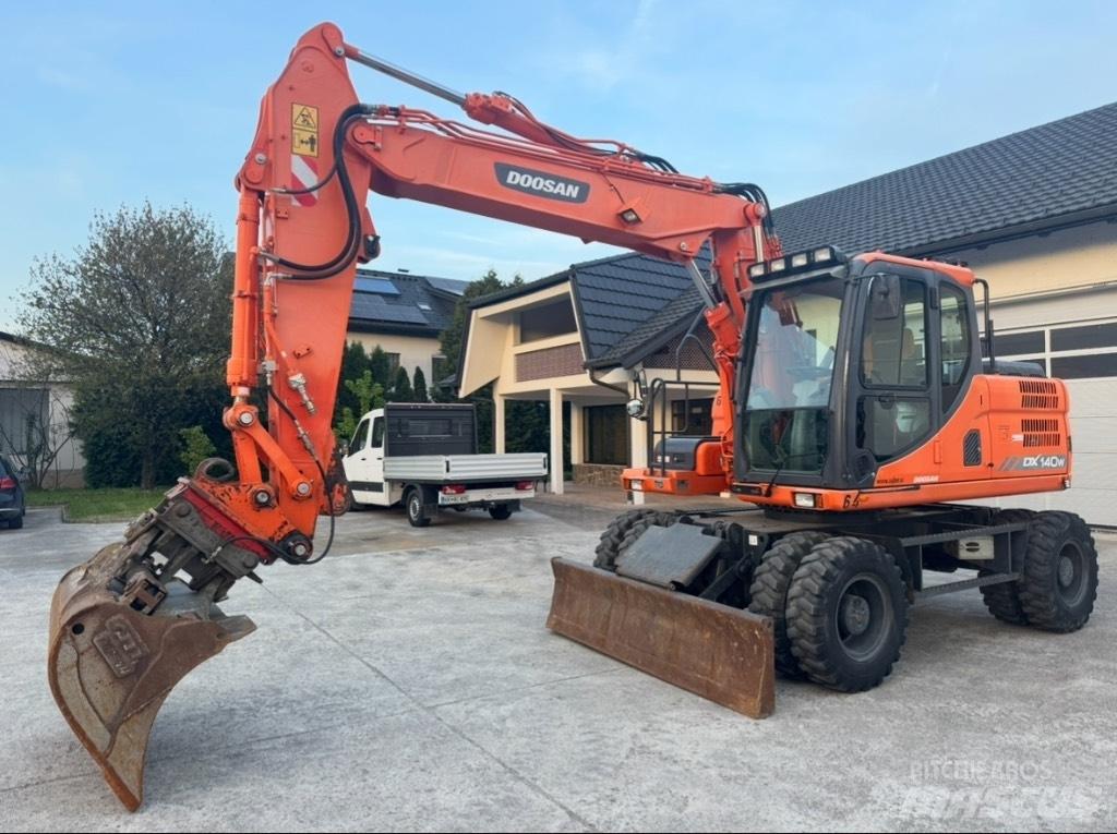 Doosan DX 140 W Escavatori gommati