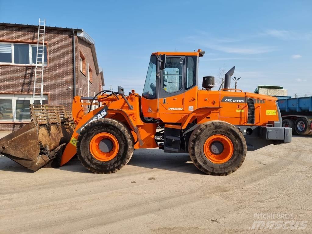 Doosan DL 200 Pale gommate