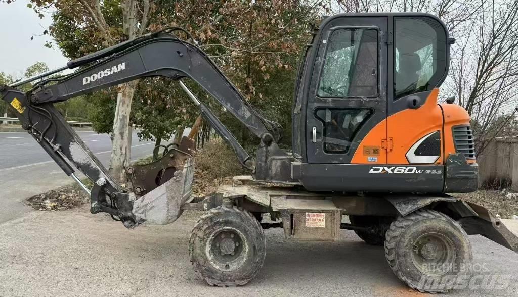 Doosan DX 60 Escavatori gommati