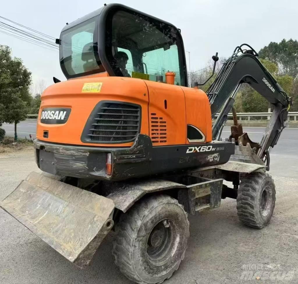 Doosan DX 60 Escavatori gommati