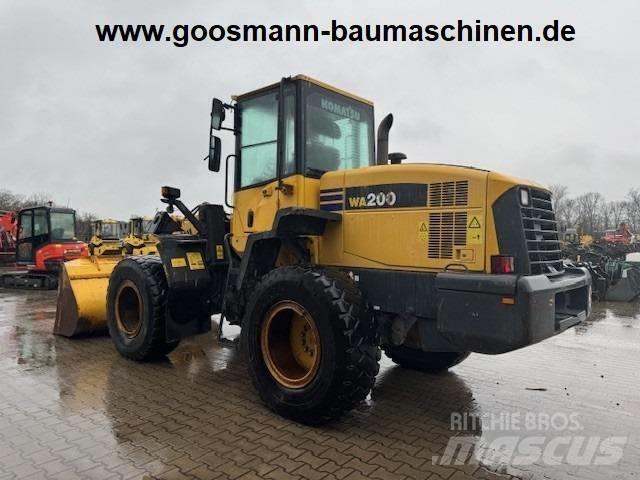Komatsu WA 200 Pale gommate