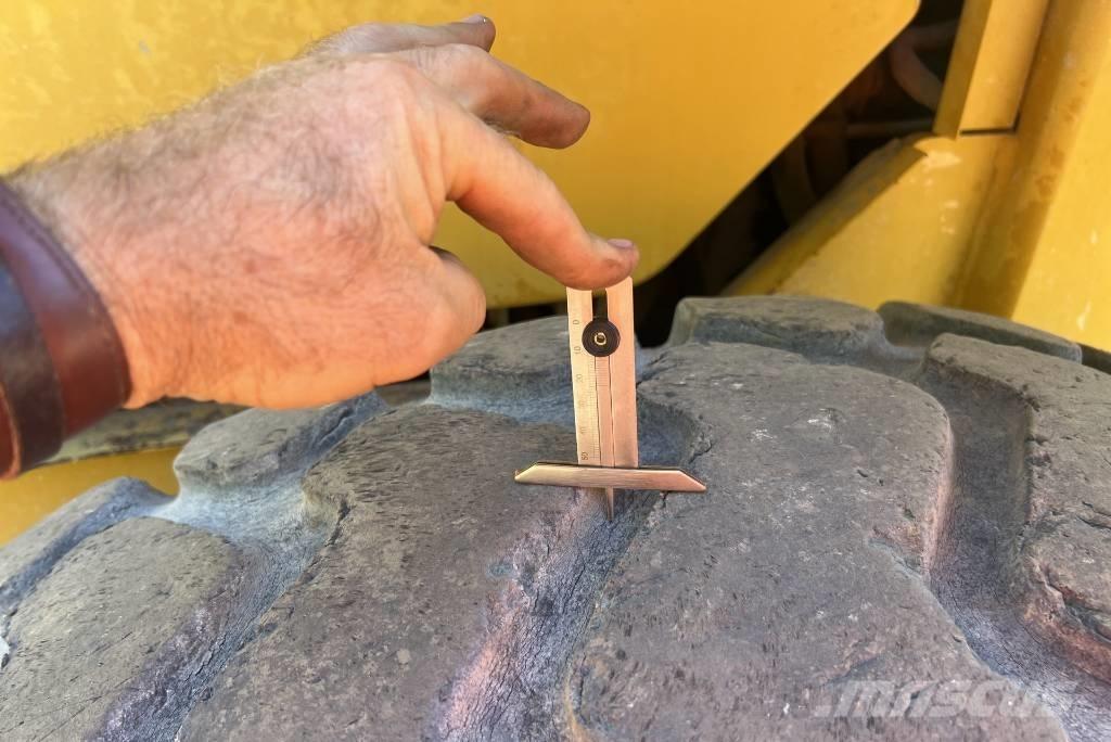 CAT 938 G Pale gommate