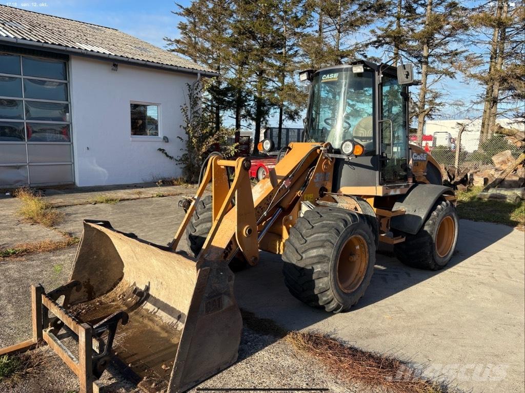 CASE 321 E Pale gommate