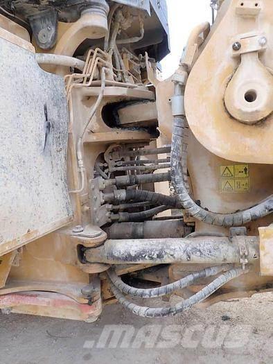 CAT 988K Pale gommate