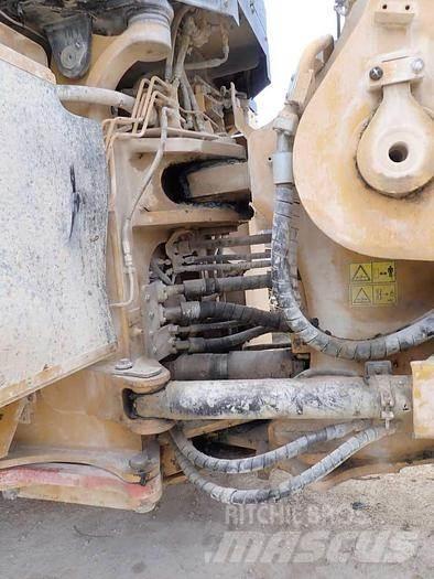 CAT 988K Pale gommate